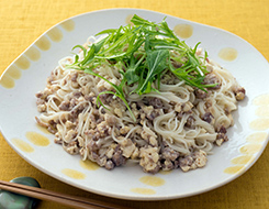 ひき肉と豆腐のそうめんチャンプルー　サラダ仕立て