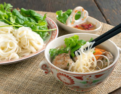 ブンチャーそうめん(ベトナム風肉団子のつけ麺)