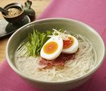 冷やし鶏だしそうめん半熟たまごのせ